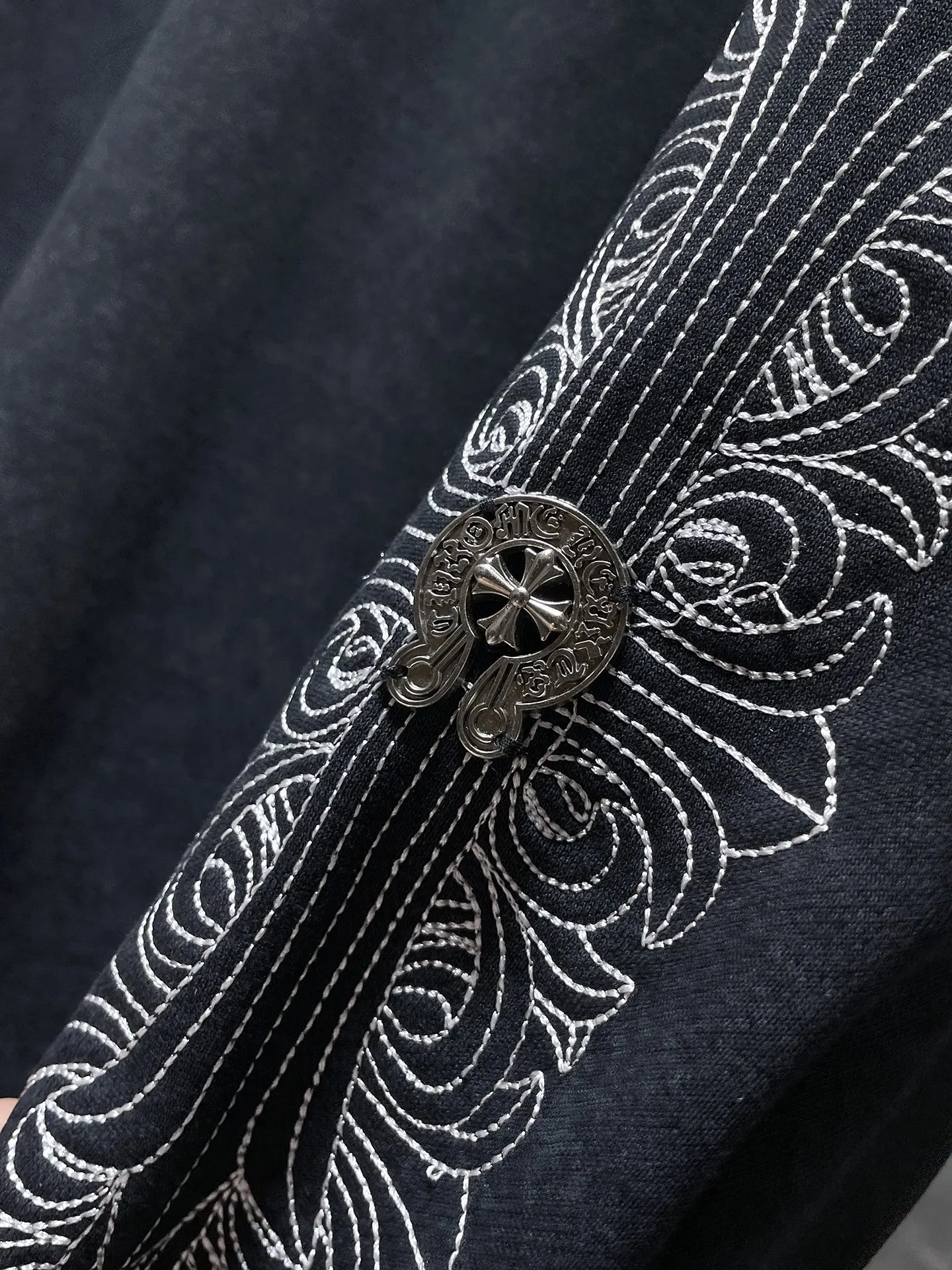 P250 Chrome Hearts Autumn and Winter Washable Style! 2025 Counter synchronization High-weight, environmentally friendly and high-quality top-quality washed fabrics Special craftsmanship American tie-dye embroidered round neck sweatshirt Leather embroidery plus customized retro hardware Counter synchronization 1:1 replica version Recommended color: black Size: S, M, L, XL